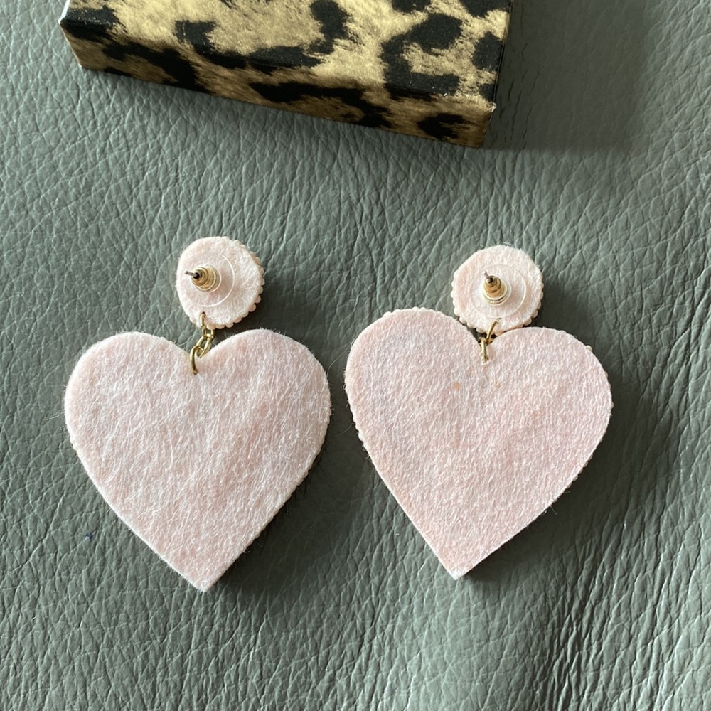 Beautiful handmade beaded heart earrings with pearls - Picture 2 of 3